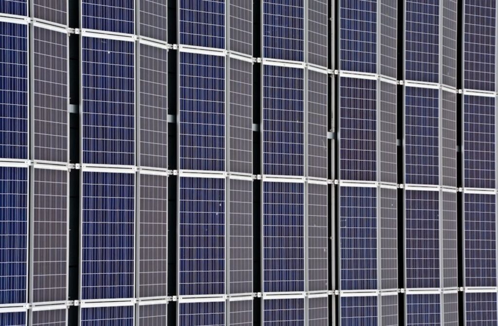 Regulaciones de Energía Solar en Brasil: Guía para Inversores Extranjeros 3 An image illustrating Regulaciones de Energía Solar en Brasil: Guía para Inversores Extranjeros